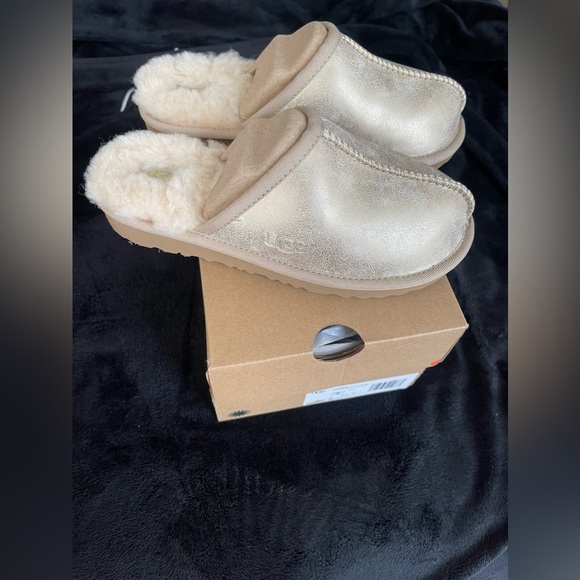 UGG KIDS NEW Keegan SLIPPERS Slides SHEEPSKIN Metallic Gold size 2. - Picture 2 of 6